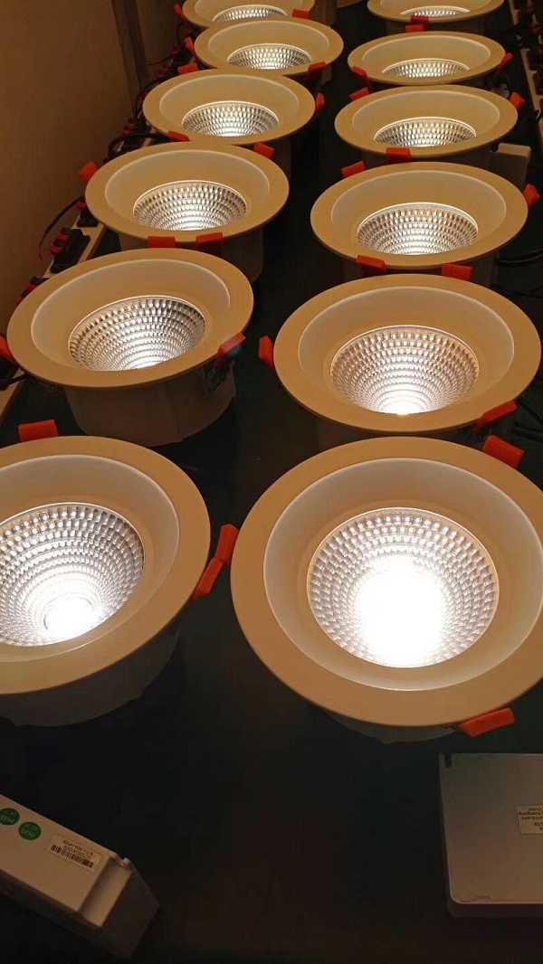 Fabricación de lámparas de techo LED 0002
